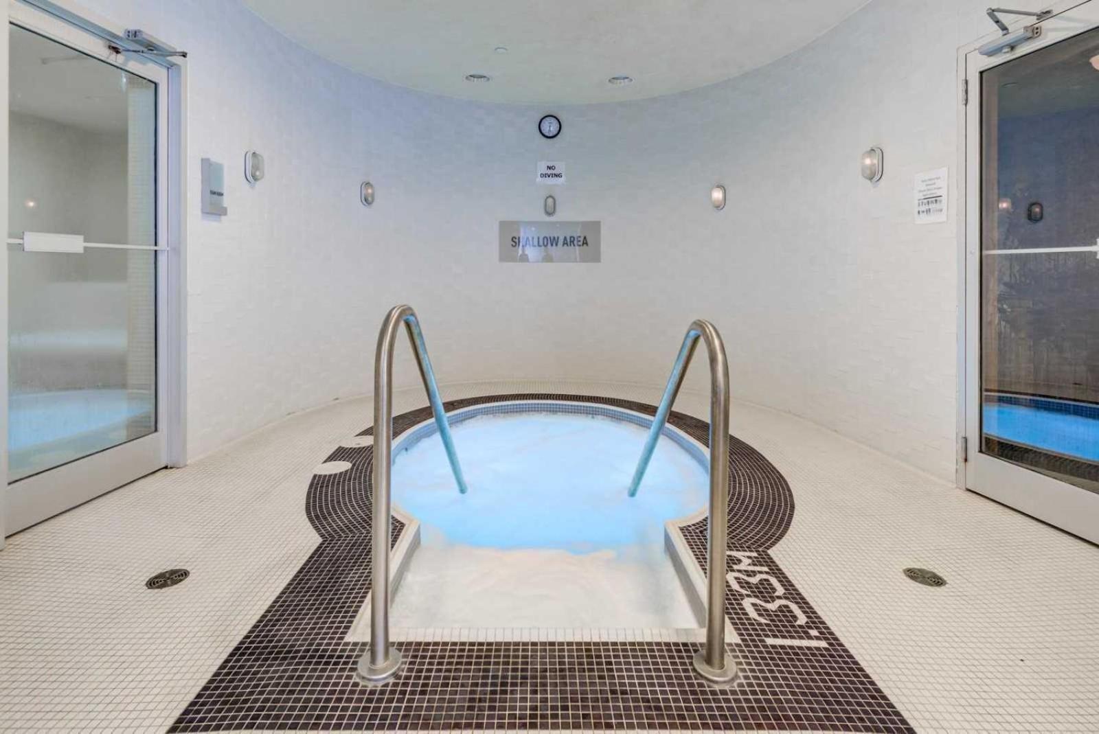 Grand Royal Suites Торонто Екстериор снимка