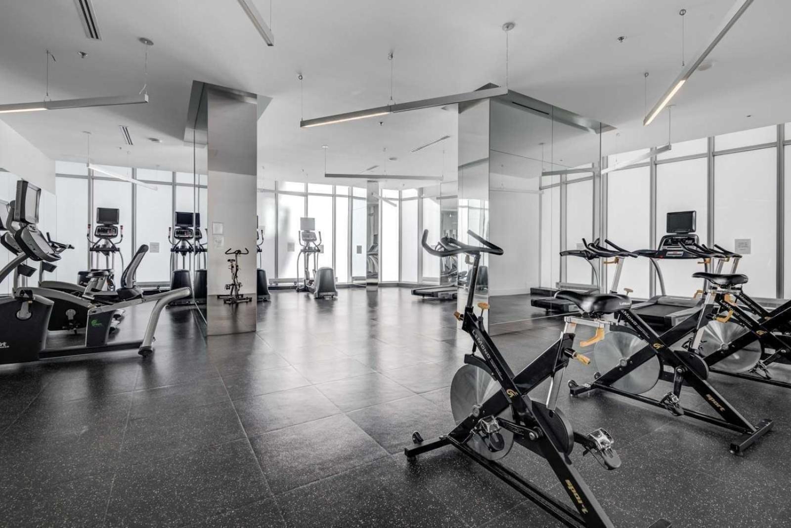Grand Royal Suites Торонто Екстериор снимка