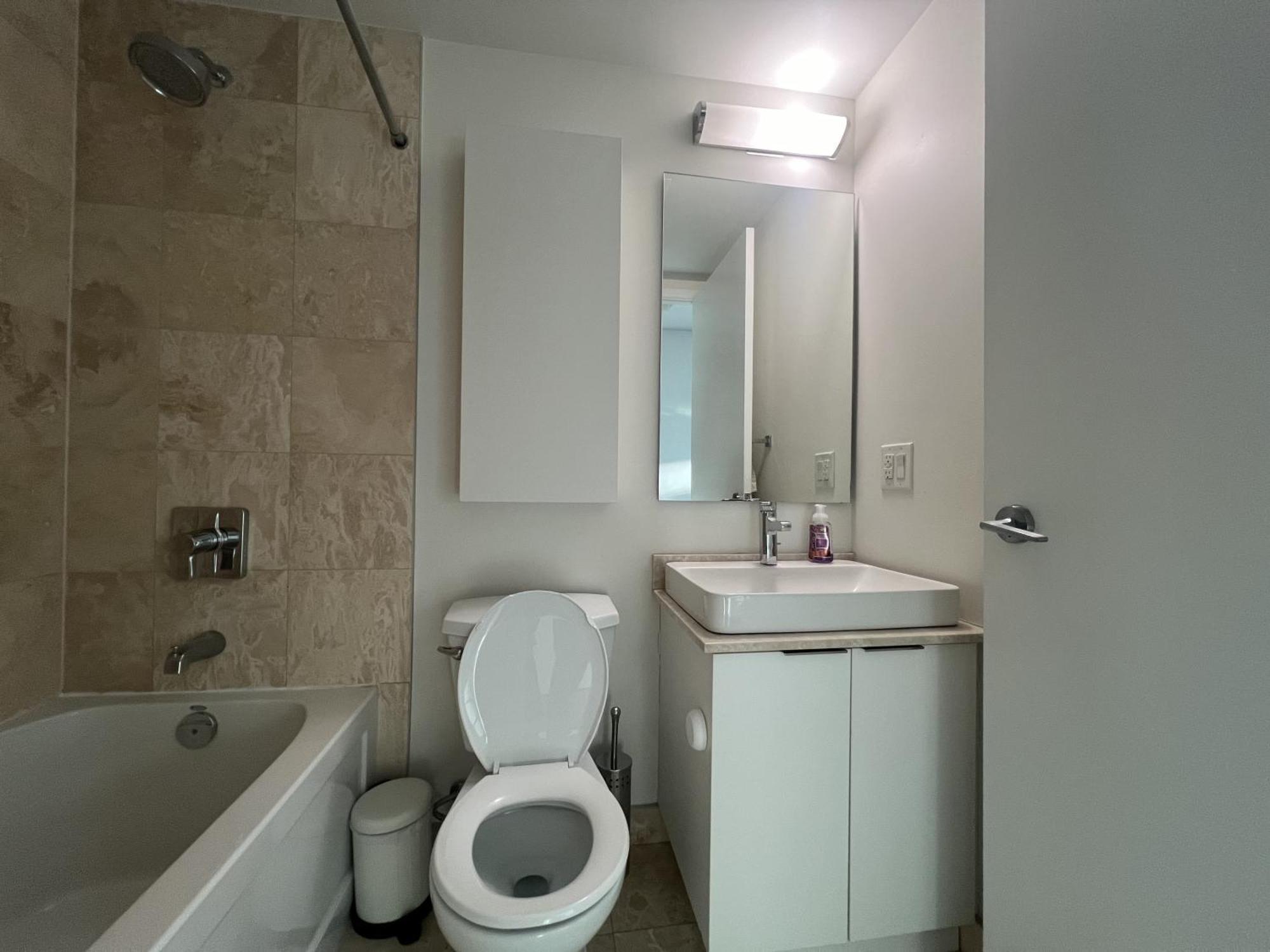 Grand Royal Suites Торонто Екстериор снимка